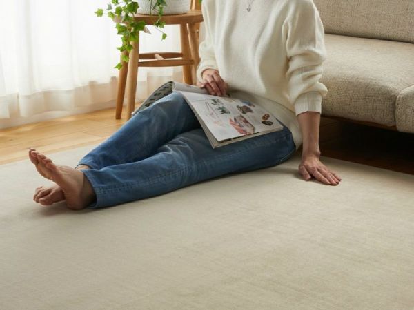 ウレタンラグホリデープラスに座る女性