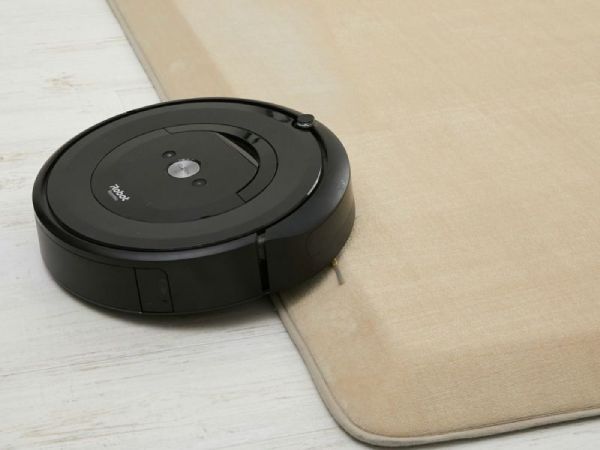 おしゃれなウレタンラグ『ピースハック』にロボット掃除機をかけている