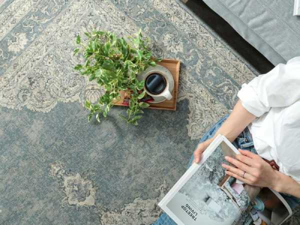 ウィルトンカーペットの上で読書をする女性
