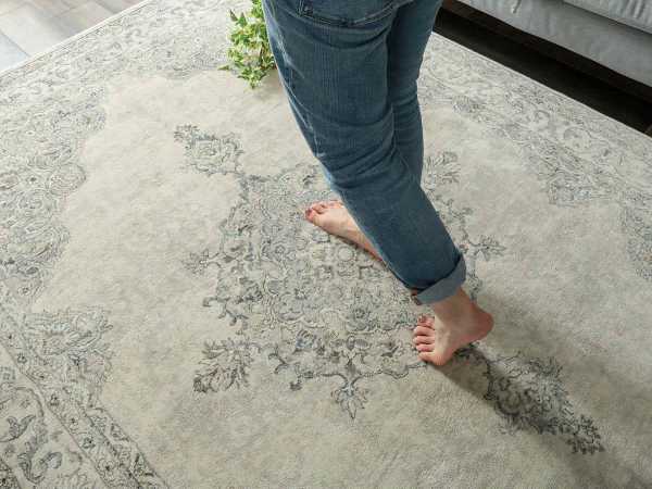 分厚いカーペットの上を歩く女性