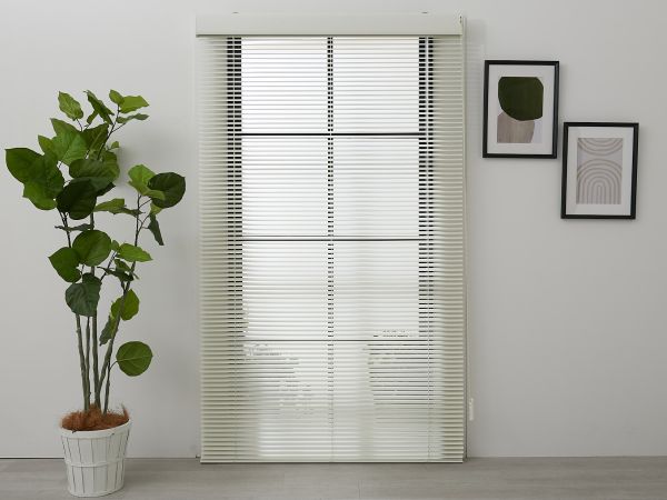 ブラインドを降ろした状態で羽根を開いている