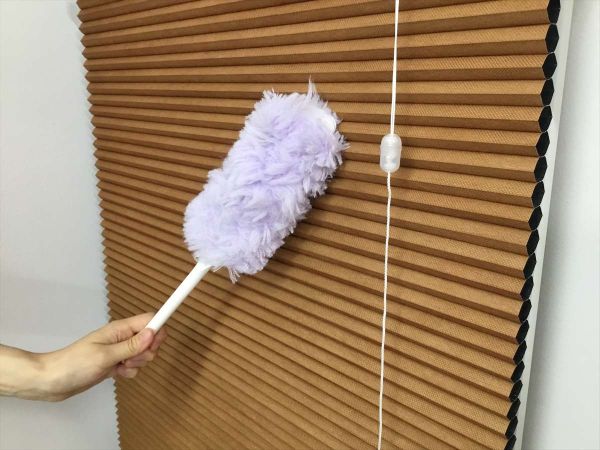 ハニカムスクリーンを掃除しているところ