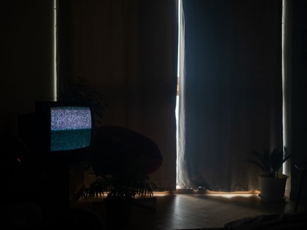 厚いカーテンがかかっていて暗い部屋
