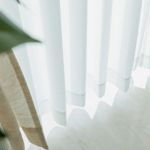 UVカットレースが窓に掛かっている