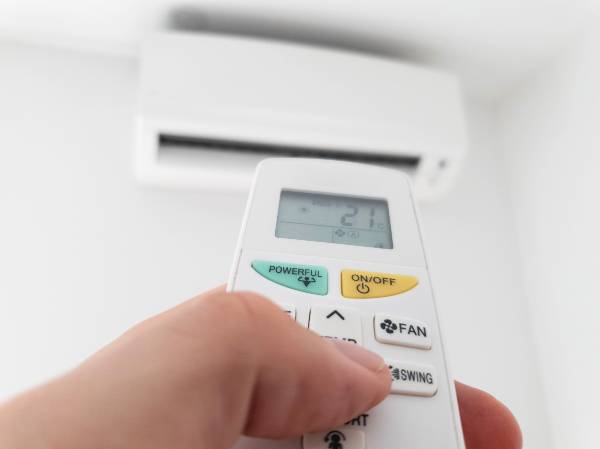 エアコンのスイッチを入れる様子