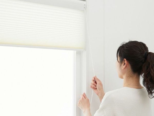 ハニカムスクリーンを操作している女性