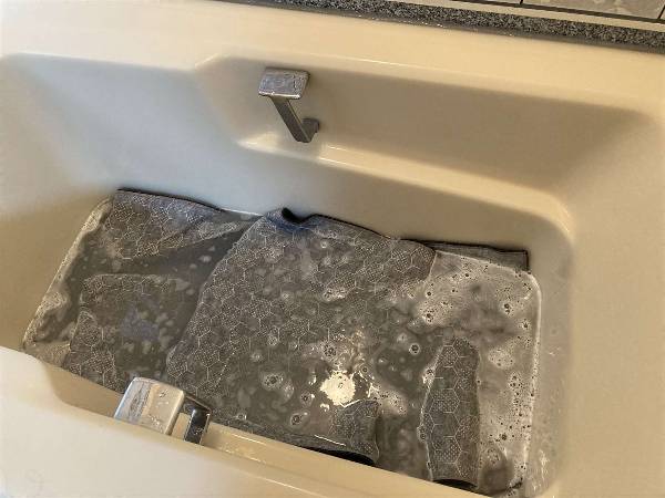 浴槽の中にある洗剤のついたラグ