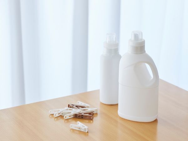洗濯洗剤がダイニングテーブルに乗っている様子