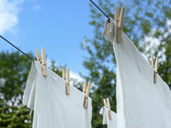 青空に洗濯したタオルがなびく様子