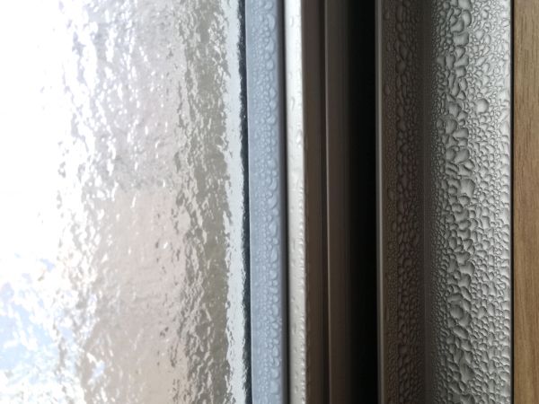 窓に発生する結露