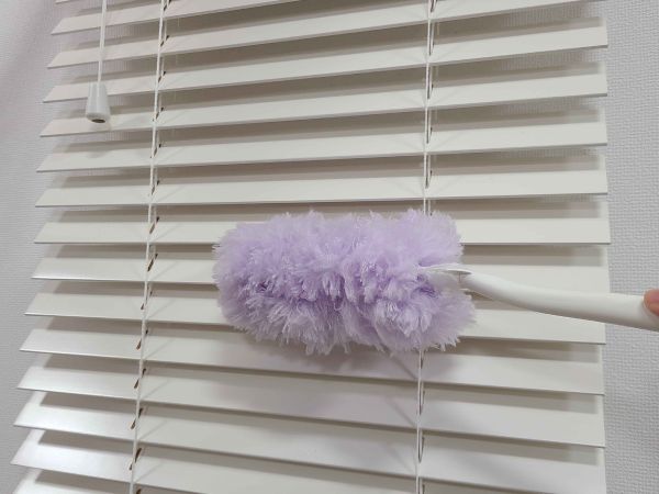 ウッドブラインドを掃除しているところ
