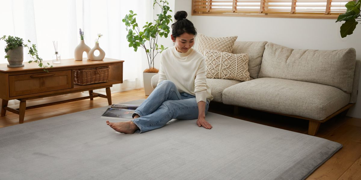 厚手ラグに座る女性