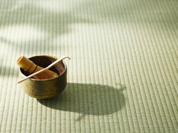 緑のイ草の畳の上に茶の湯の道具が置かれている