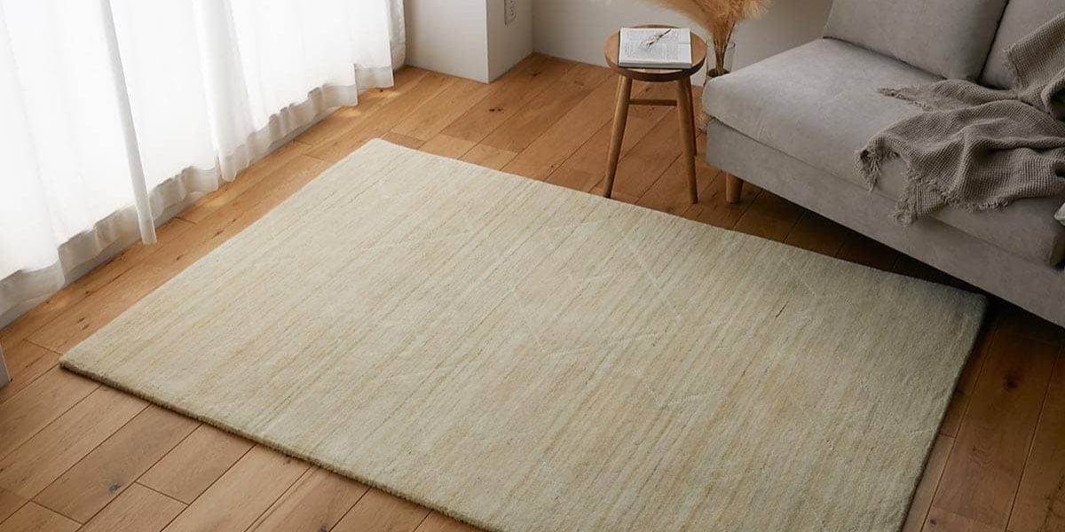 涼しげな部屋に敷かれたウールのカーペット
