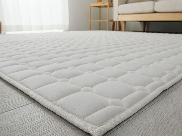 ふわふわのラグがナチュラルテイストの部屋に敷かれている