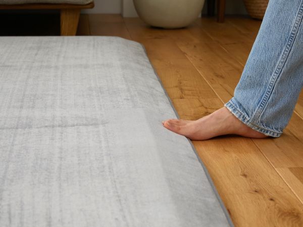 ラグに足をかけている女性