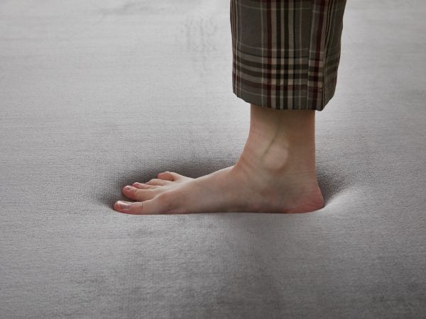 ふかふかのラグを踏んでいる