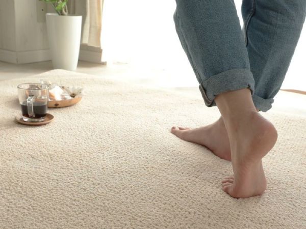 コットンラグの上を歩いている人