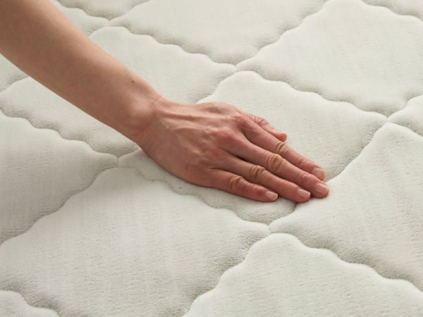 暖かなフランネルラグに触れる手
