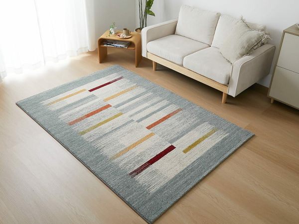 ブルーのウィルトンラグ「アタクト」とナチュラルインテリア