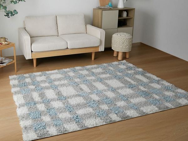 ブルーのウィルトンラグ「フイル」とナチュラルインテリア