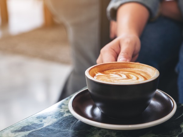 コーヒーと黒いテーブル