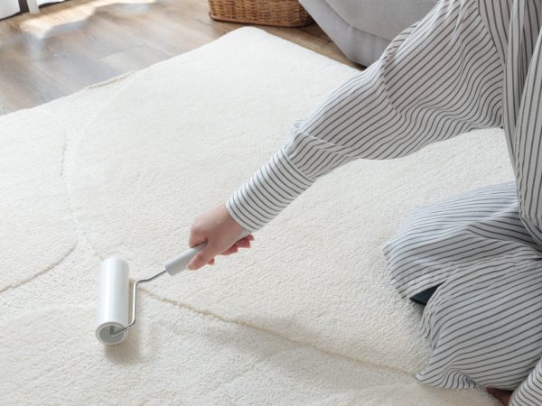 カーペットを粘着テープで掃除する