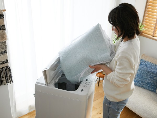 ラグを洗濯機に入れて洗濯する