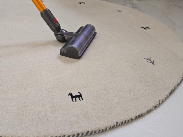 ウールラグを掃除機して遊び毛を取る様子