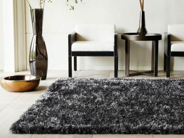 ブラックのシャギーラグ