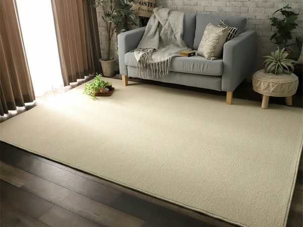 ウールのカーペットとグレーのソファーが映えるナチュラルインテリア