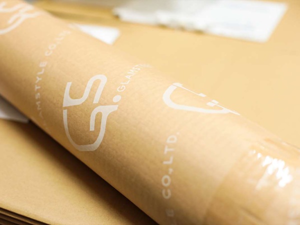 カーペットを保管する為に、ハトロン紙で包んでいる。