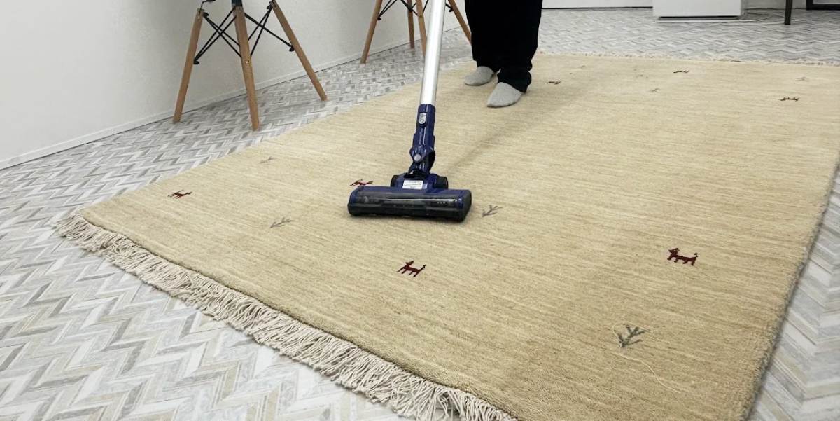 ウールラグのお手入れで掃除機を掛ける