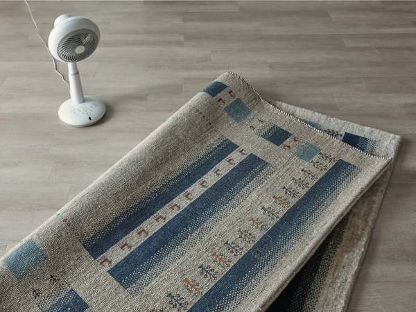 ウールラグのお手入れで裏面に風を送っている