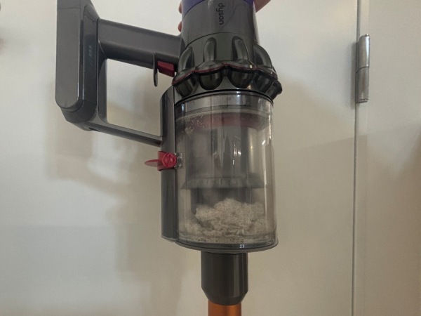 ウールカーペットの遊び毛を掃除機で取った