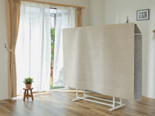 ラグを日陰干しでお手入れする様子