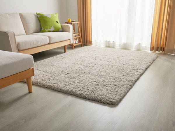 マイクロファイバー素材のラグとナチュラルなインテリア