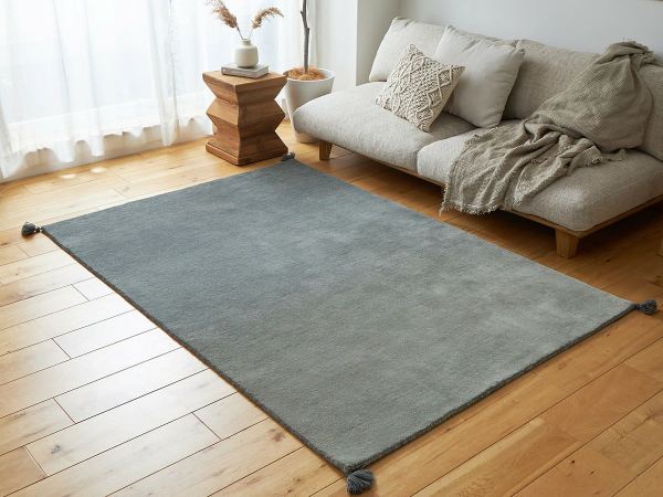 グレーのウールラグとナチュラルインテリア