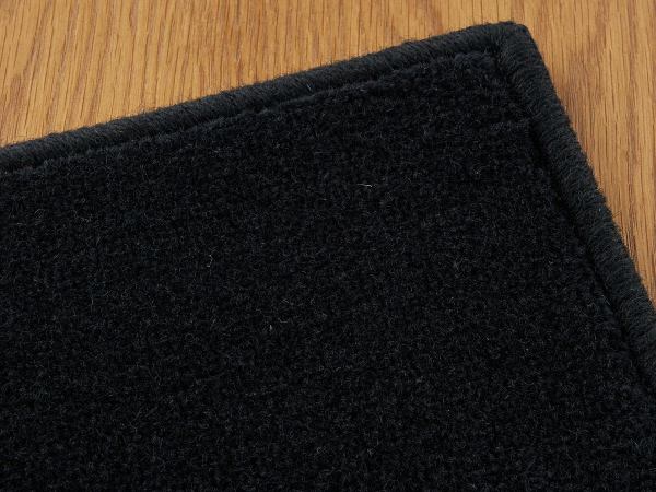 羊毛100%のブラックウールラグ
