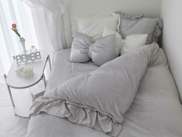 白とグレーのフェミニンなインテリア