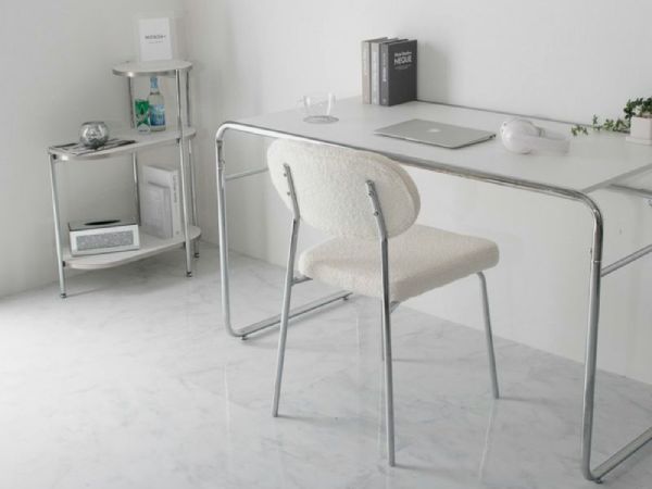 スチール素材を使用したデスク