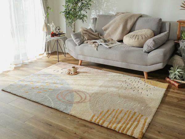 グレーのソファーと北欧テイストのラグとインテリア
