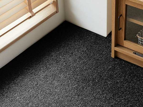 黒いカーペットとナチュラルインテリア