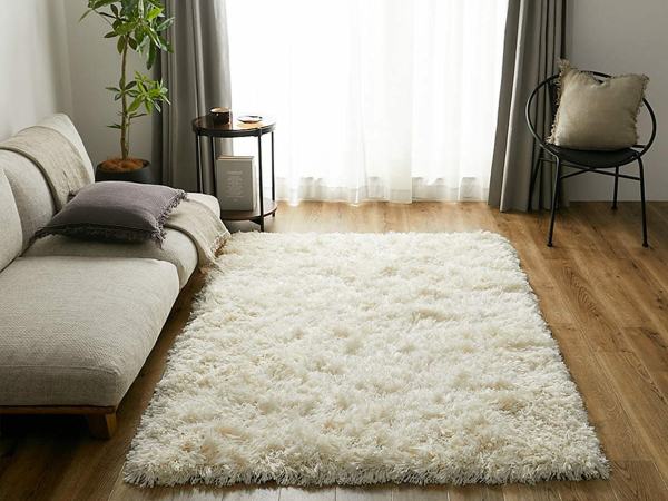 無地のアイボリーラグとナチュラルインテリア