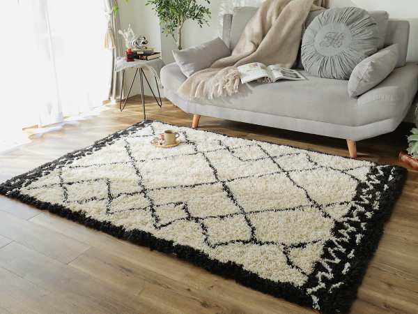 グレーのソファとブラック・ホワイトのラグ