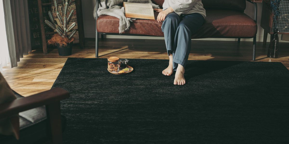 黒いラグとビンテージインテリア