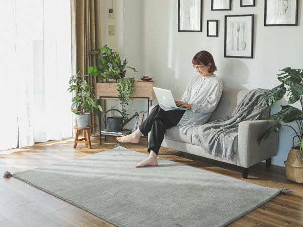 配色黄金比でラグ&ソファがメインカラーの実例