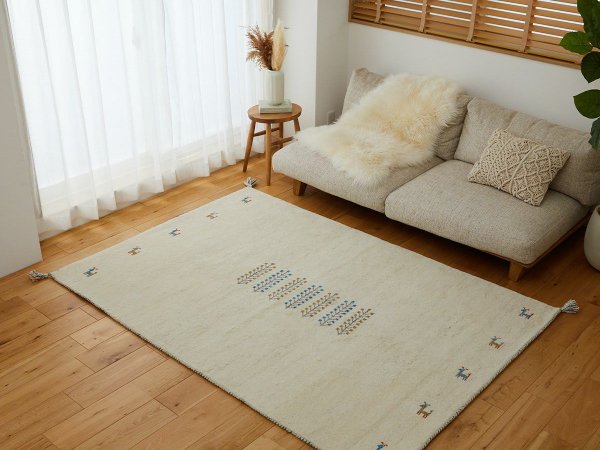 北欧風のアイボリーラグとナチュラルインテリア