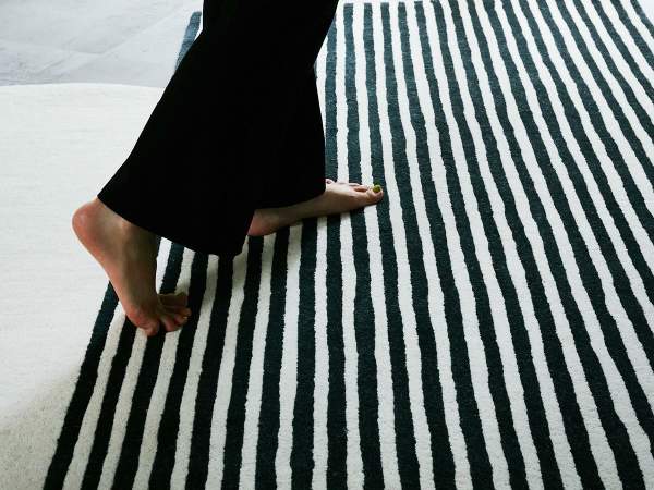 ブラックのストライプ柄ラグ