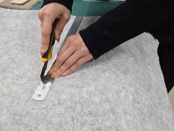 不要になったカーペットを切る様子
